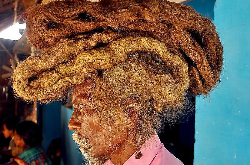 Набожный индиец 40 лет выращивал и не мыл дреды на своей голове ▶