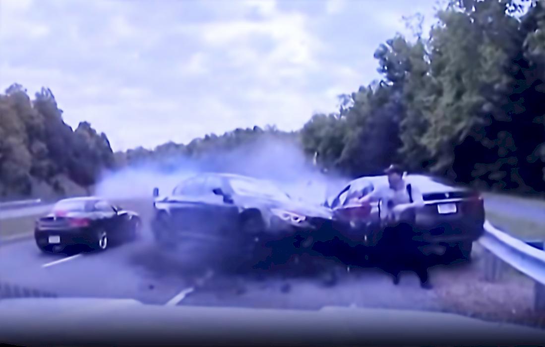Полицейский спасся и чудом не угодил под колёса неуправляемого автомобиля в США