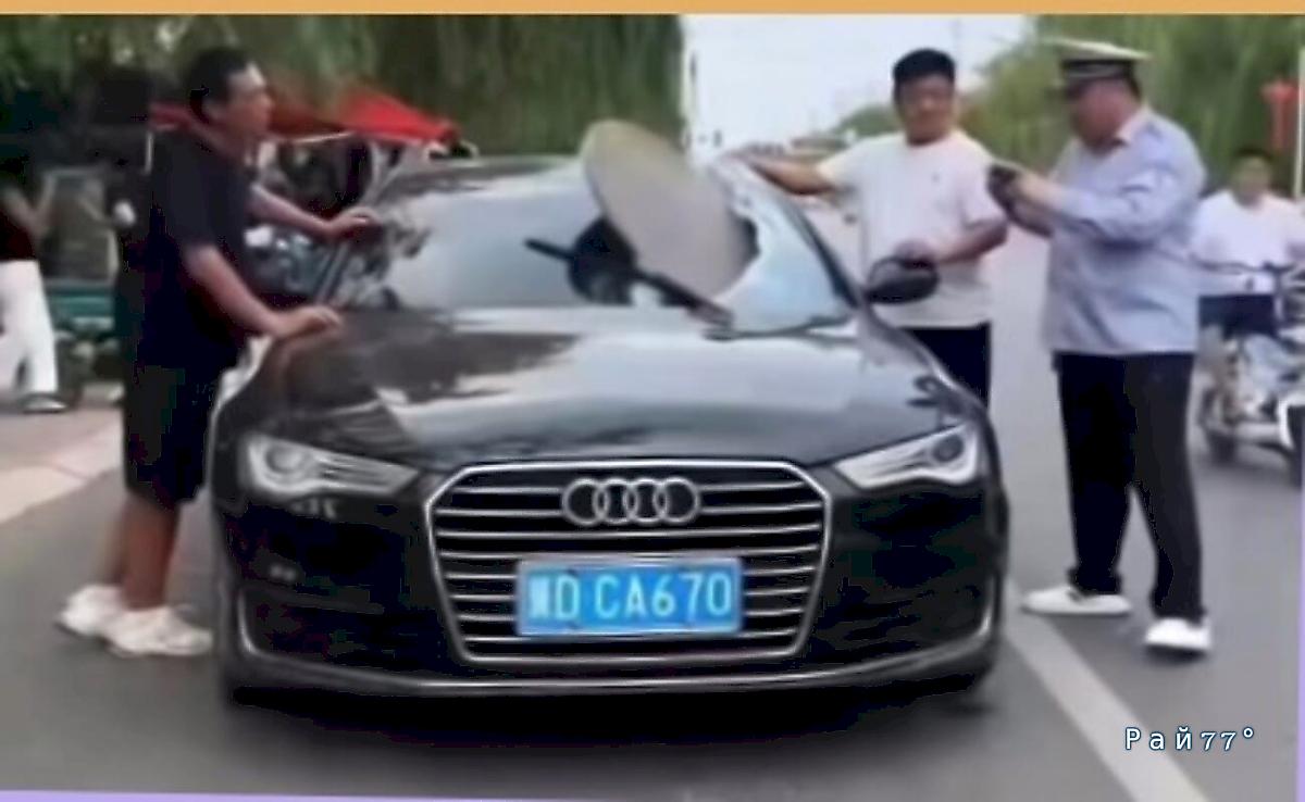 Водитель легковушки чудом пережил попадание люка в лобовое стекло ▶️ Водитель легковушки чудом пережил попадание люка в лобовое стекло ▶️