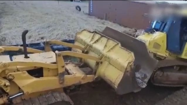 Бульдозеристы устроили поединок на стройплощадке в Китае (Видео)