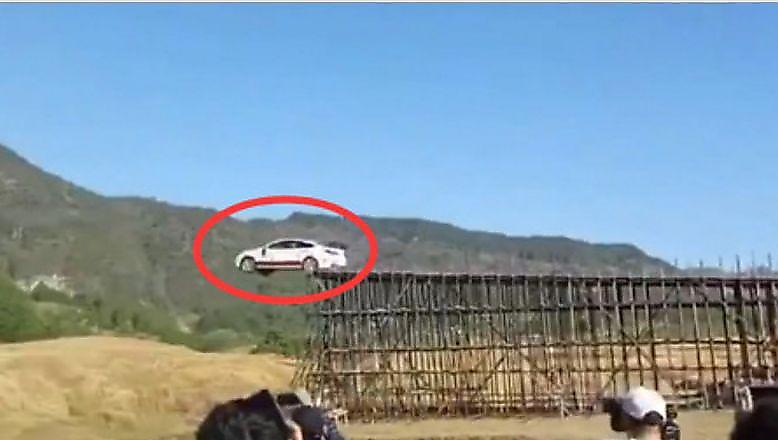 Китайский экстремал пролетел 75 метров в салоне автомобиля ▶