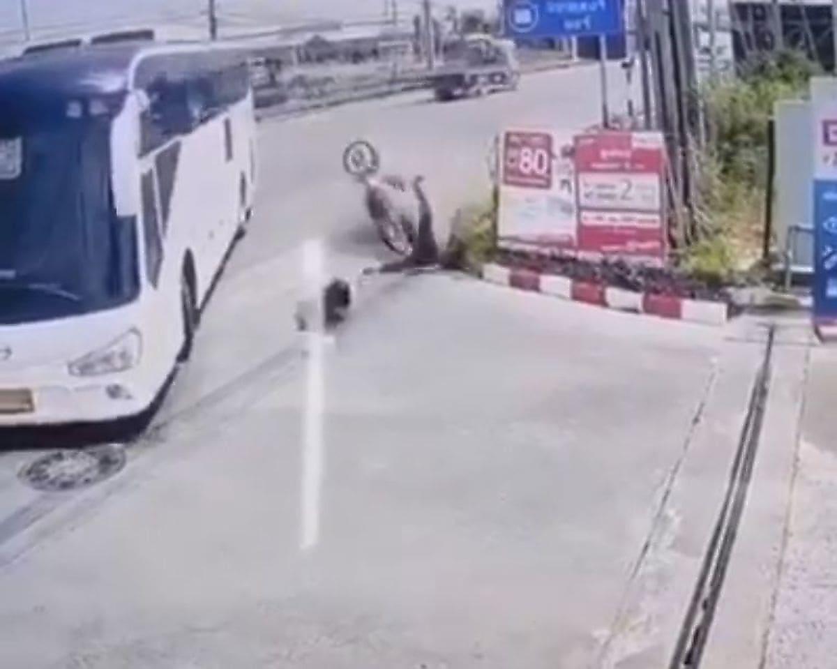 Мотоциклистка пережила наезд автобуса