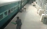 Полицейский спас жизнь пассажиру, опоздавшему на поезд в Индии (Видео)