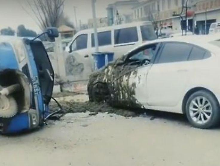 Припаркованный автомобиль оказался на пути перевернувшегося грузовика с навозом в Китае ▶