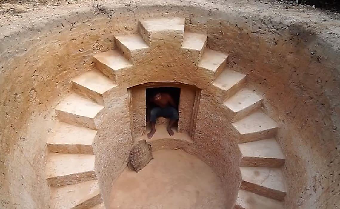 Строитель при помощи первобытных инструментов построил подземный дом с бассейном в Камбодже