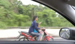 Тайская мамаша, занятая гаджетом во время управления мотоциклом, удивила своей многозадачностью (Видео)
