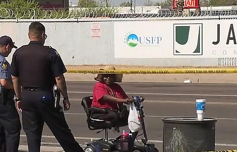 Американка на инвалидной коляске остановилась в сантиметрах от неуправляемого автомобиля ▶