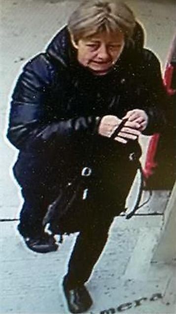 Женщина, похожая на Терезу Мэй, укравшая деньги из банкомата, объявлена в розыск в Британии