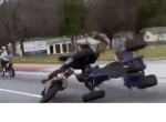 Мотоциклист, совершая зрелищный трюк, опрокинул квадроцикл в США