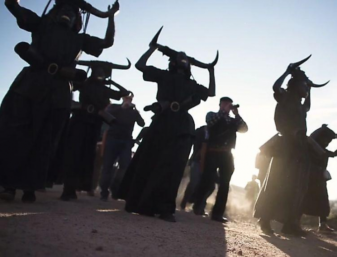 Толпы ряженых гуляк приняли участие в празднике «Diablos» в Испании ▶