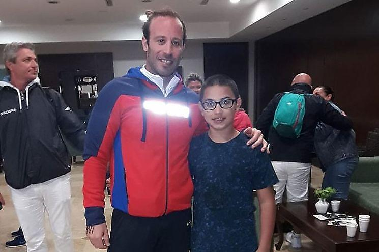 Турецкий пловец, не желая уступать, сбил на финише 13-летнего спортсмена в Турции ▶