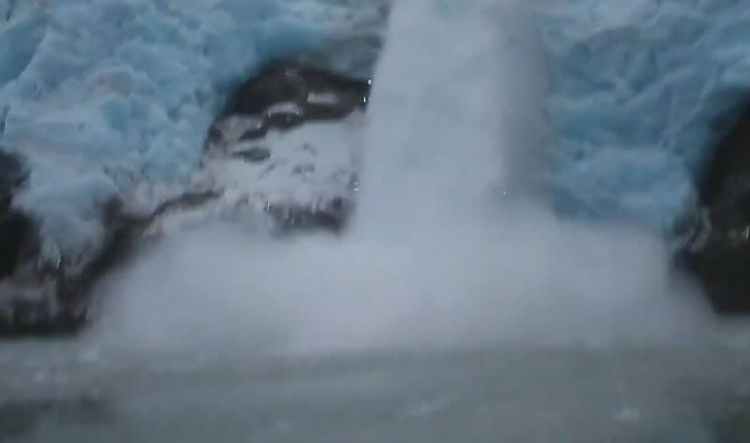 Туристы на шлюпке оказались в эпицентре обрушения ледника (Видео)