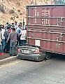 Водитель чудом уцелел, когда контейнер расплющил его автомобиль в Гондурасе 2