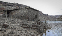 Затопленная древняя деревня показалась из-под воды после поломки плотины в Турции 0