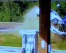 Автовладелица чудом не пострадала, совершив экстремальное приземление на заправке в США (Видео)