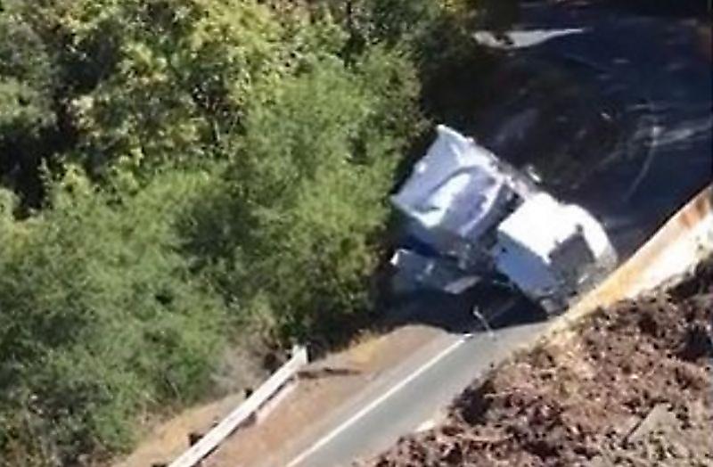 Длинный трейлер обрушился со склона на шоссе в Калифорнии ▶