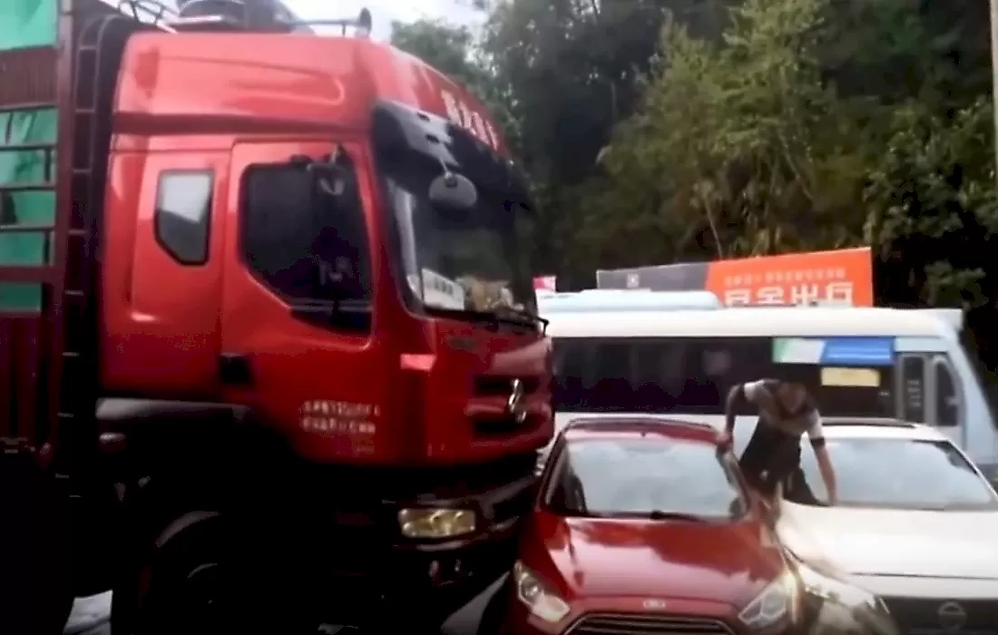 Перепалка водителя грузовика и легковушки закончилась крупным ДТП: видео