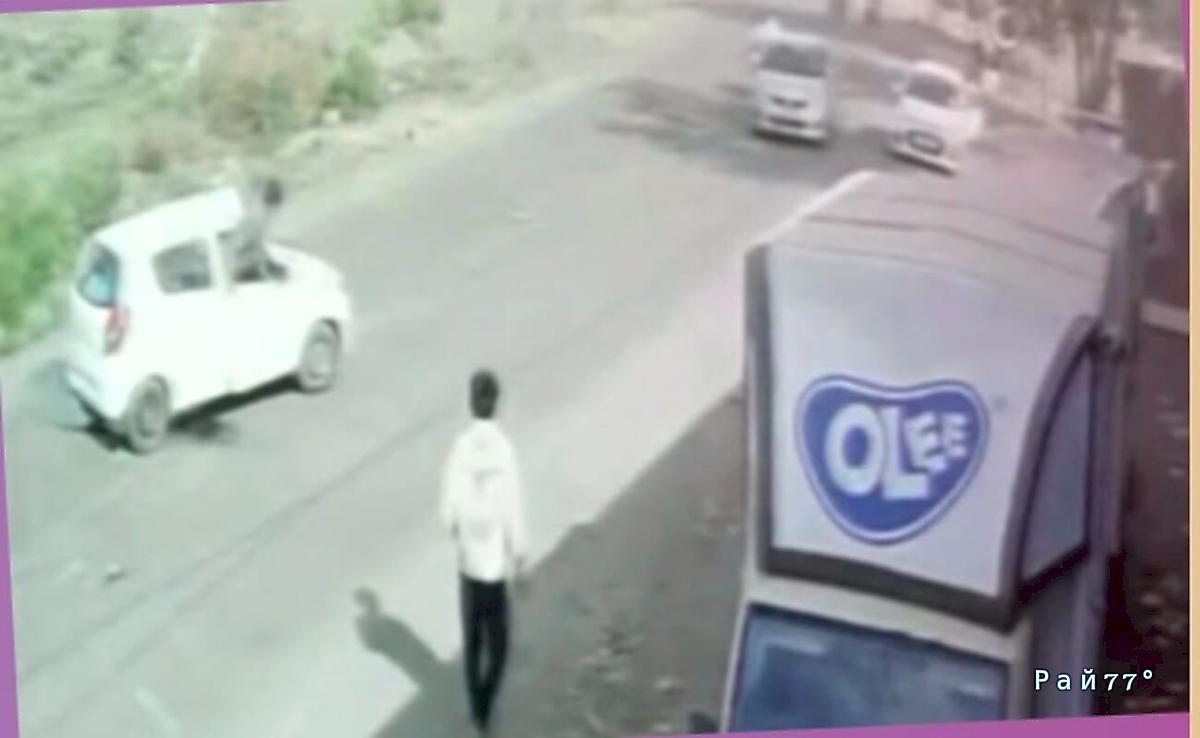 Водитель легковушки объехал велосипедистов ценой своей жизни ▶️ Водитель легковушки объехал велосипедистов ценой своей жизни ▶️