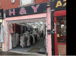 Двое преступников, скрываясь от полицейских на угнанной машине, протаранили магазин одежды в Бирмингеме ▶ 2