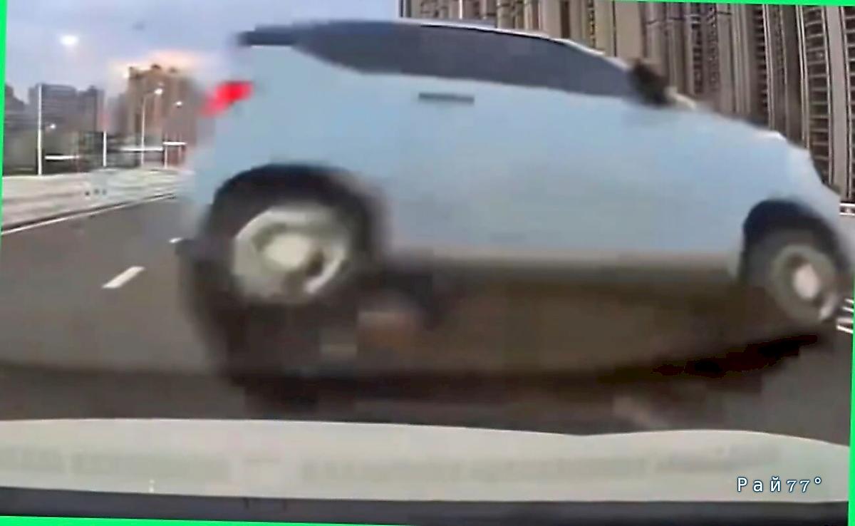 Китайская автолюбительница грубо нарушила ПДД и опрокинулась на бок в своей легковушке ▶️ Китайская автолюбительница грубо нарушила ПДД и опрокинулась на бок в своей легковушке ▶️