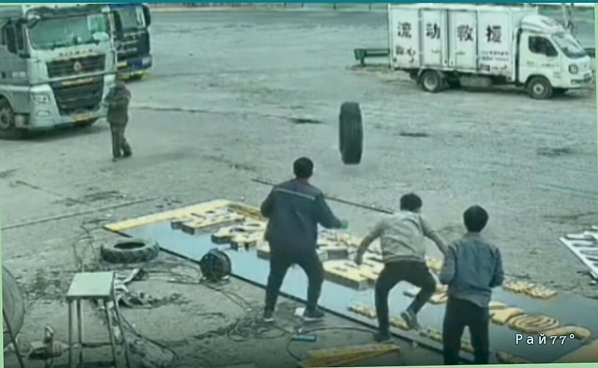 Дальнобойщик посигналил и спас слесарей от встречи с отлетевшим от грузовика колеса ▶️