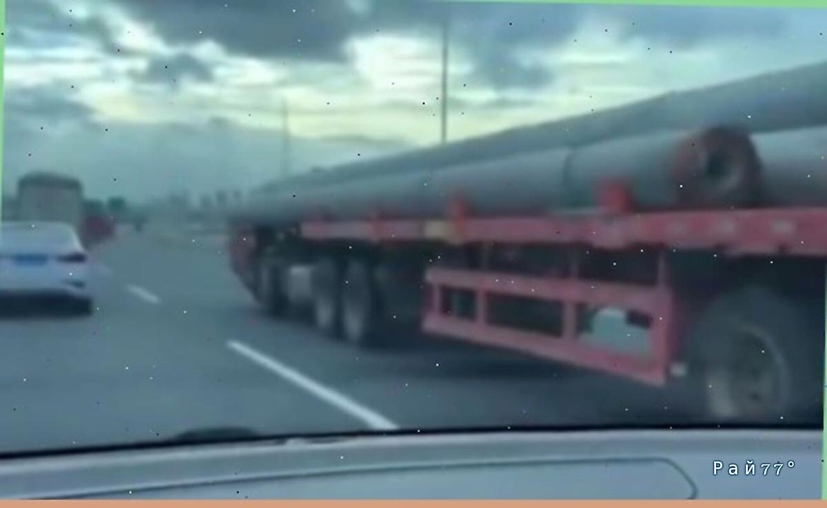 Грузовик со смятой трубами кабиной продолжил движение по автомагистрали Грузовик со смятой трубами кабиной продолжил движение по автомагистрали