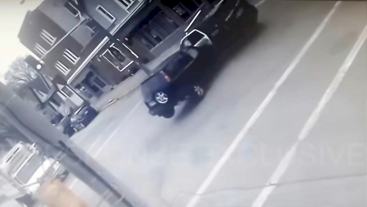 Легковушка протаранила полицейский экипаж и попала на видео в США