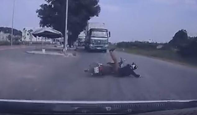 Мотоцикл чуть «не утащил» своего седока под колёса фуры во Вьетнаме (Видео)