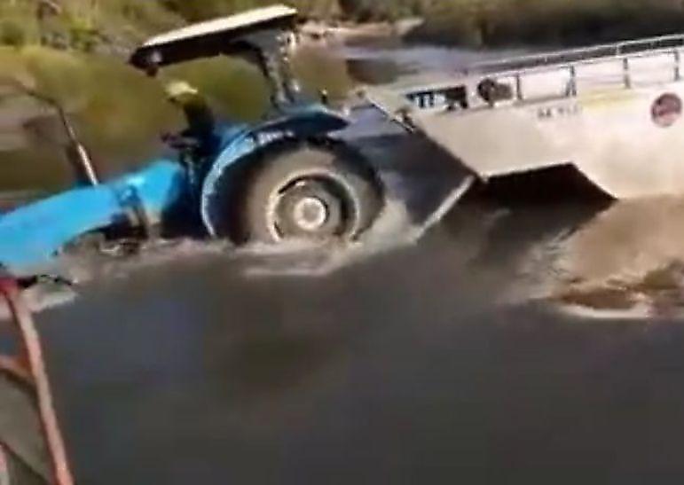 Африканские рабочие, сплавляя сельхозтехнику, утопили трактор ▶
