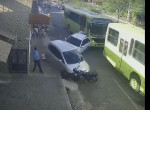 Буксируемый автобус собрал в кучу припаркованные автомобили в Бразилии ▶