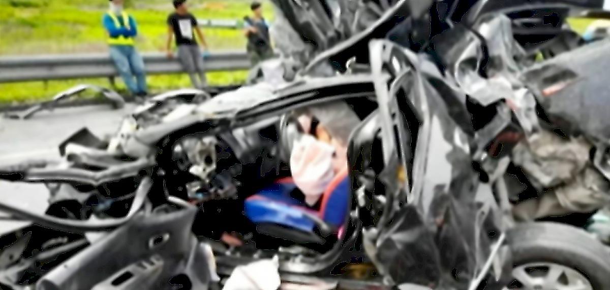 Чудовищная авария с кувыркающимся пикапом попала на видео на Филиппинах
