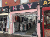 Двое преступников, скрываясь от полицейских на угнанной машине, протаранили магазин одежды в Бирмингеме ▶ 2