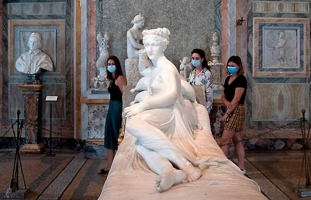 Турист, делая селфи, прилёг на 200-летнюю скульптуру и отломил ей пальцы