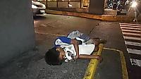 Бездомный ребёнок, заснувший в обнимку с собакой на тротуаре, был запечатлён в Маниле 0