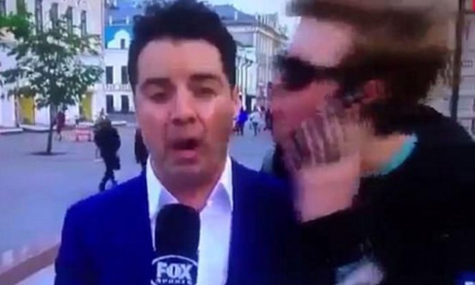 Любвеобильный молодой человек попытался поцеловать ведущего австралийского телевидения во время освещения ЧМ-2018 в Казани (Видео)