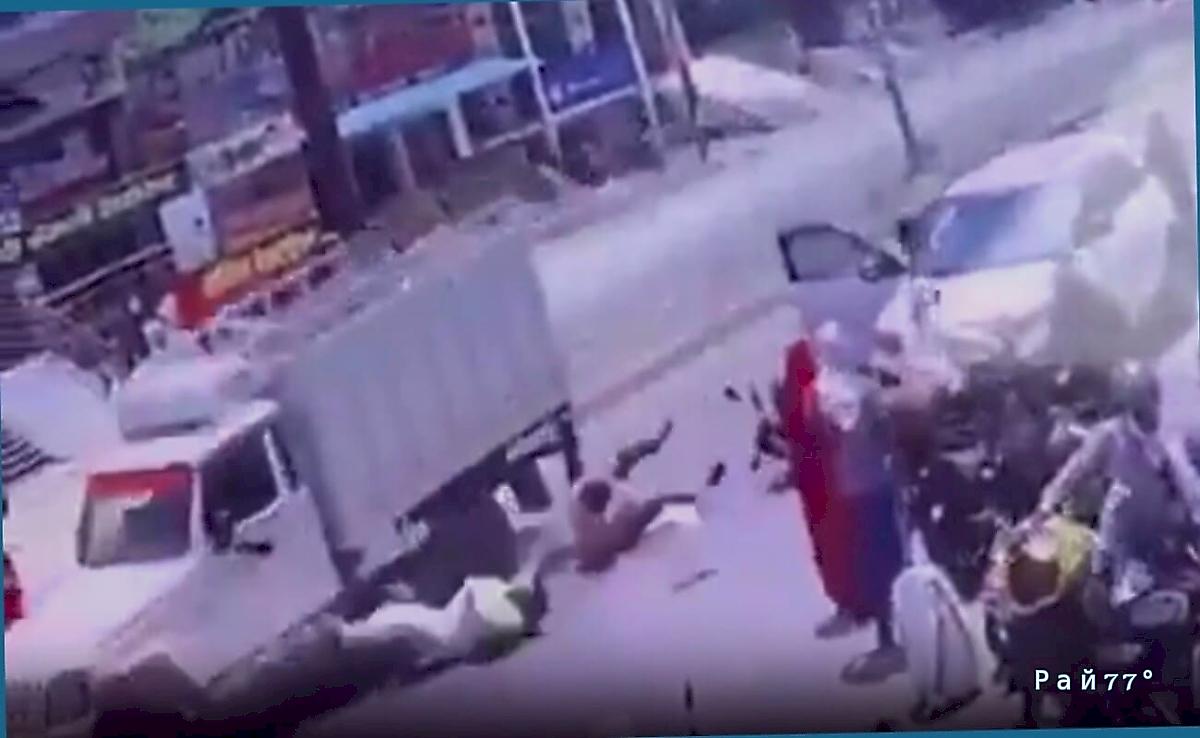 Мотоциклист и пассажир чудом избежали травм, отскочив от легковушки под колёса грузовика ▶️