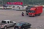Скутерист уцелел, угодив между двумя грузовиками в Китае