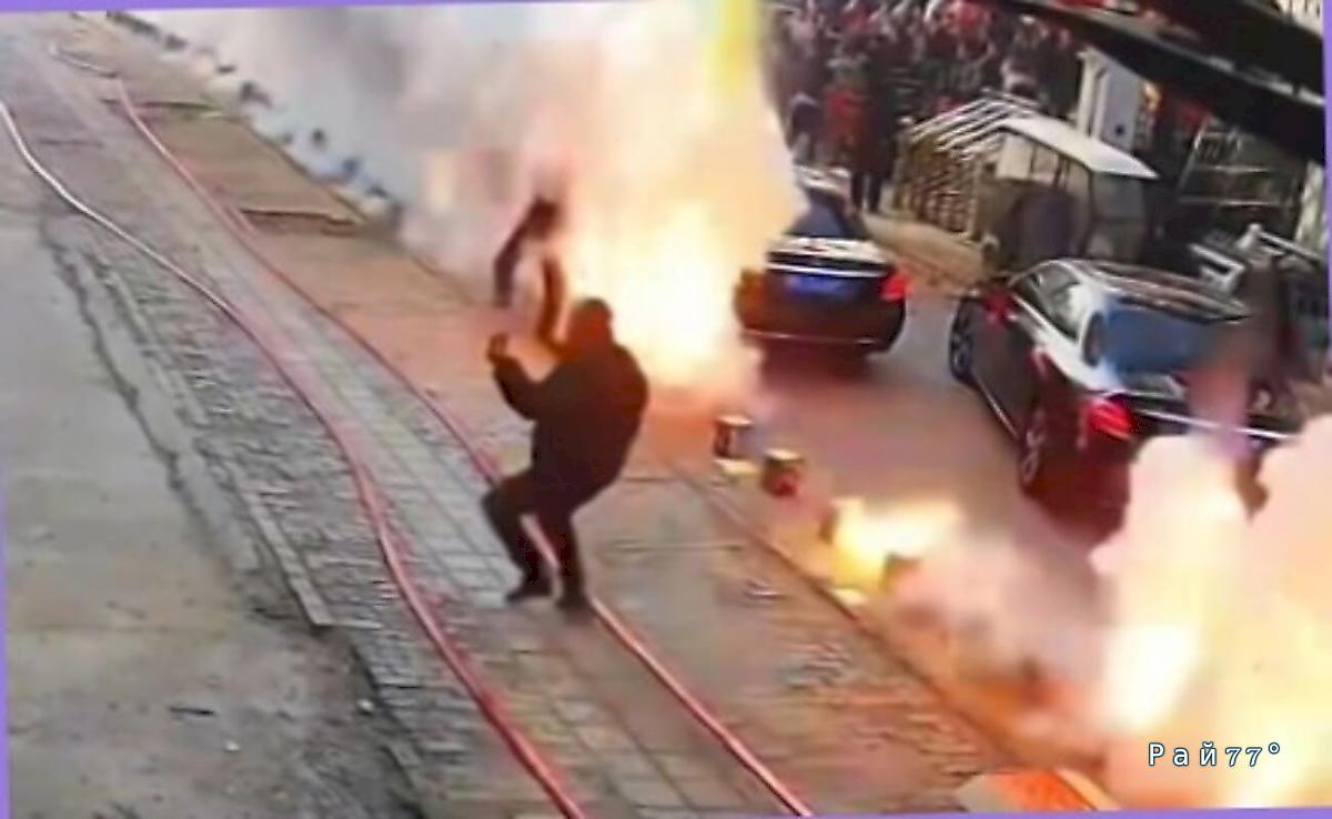 Свадебный фейерверк обратил в бегство китайского пешехода ▶️