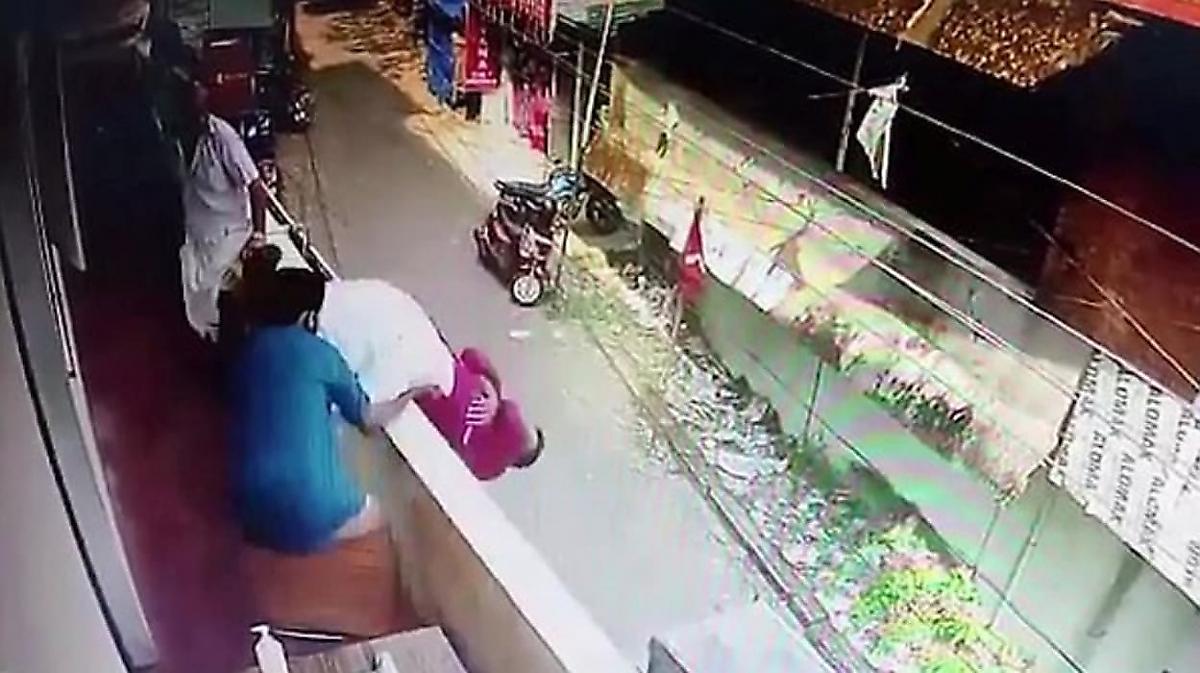 Индиец успел спасти пенсионера, упавшего с балкона банка