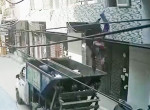 Индиец, выбрасывая из окна мусор, совершил жёсткую посадку в мусоровозе