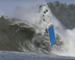 Массивная волна перевернула туристическую лодку у побережья Индонезии (Видео)