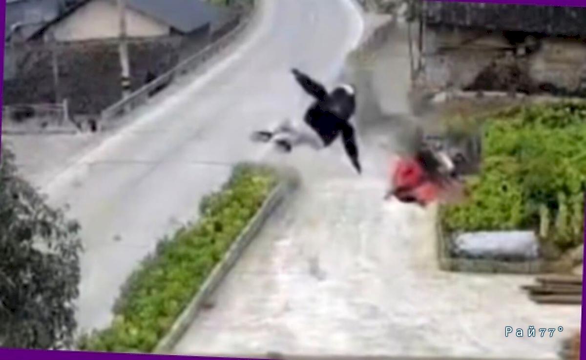 Мотоциклист пережил взлёт и посадку в частном жилище ▶️