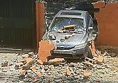 Разборка автомобилистов закончилась проломленным забором - видео