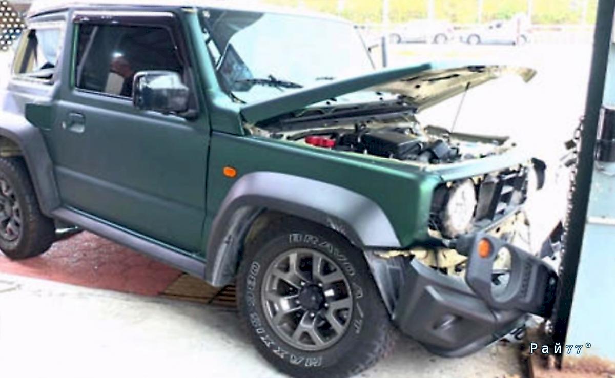 Столб спас жизнь скутеристки, оказавшись на пути у неуправляемого автомобиля ▶️ Столб спас жизнь скутеристки, оказавшись на пути у неуправляемого автомобиля ▶️