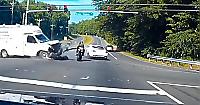 Везучий байкер чудом не оказался между двух столкнувшихся автомобилей