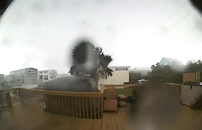 Домовладелец дистанционно проследил, как ураган унёс его жилище ▶
