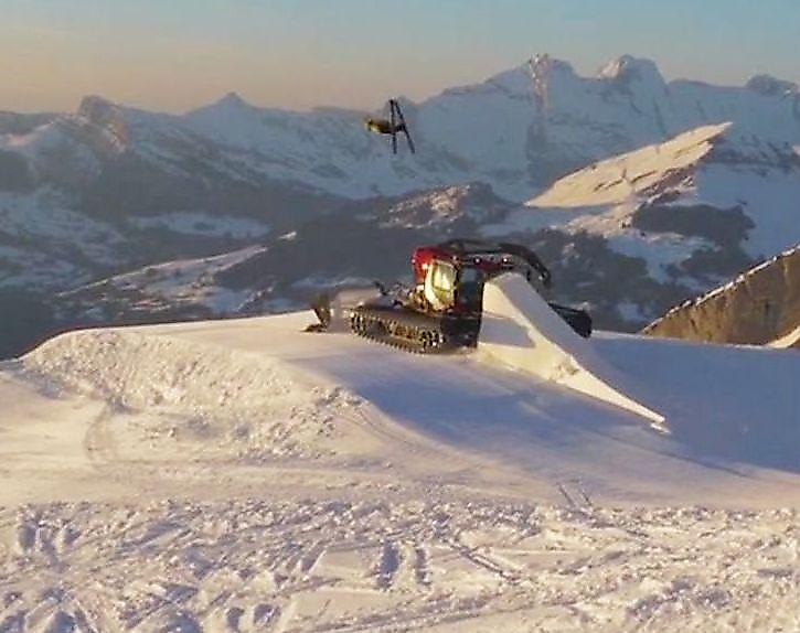 Лыжник совершил прыжок с барьера за мгновение до его сноса снегоуборщиком ▶