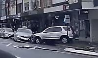 Пожилой водитель совершил крайне экстремальную парковку возле ресторана в Австралии