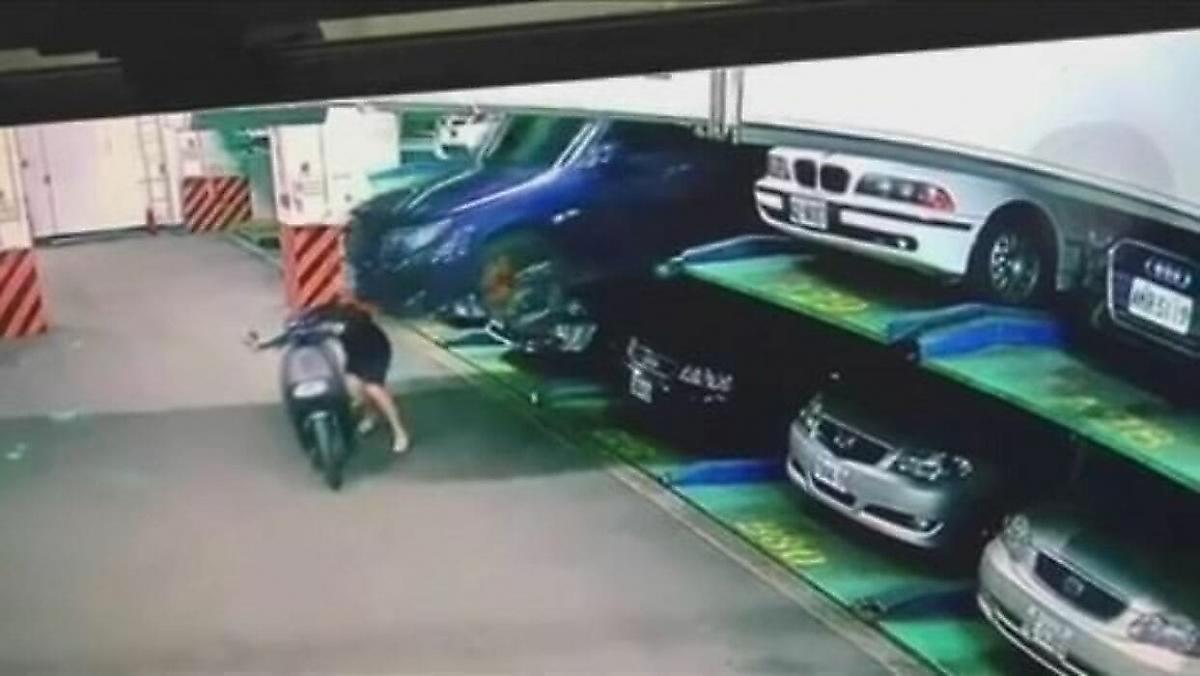 Скутерист чудом не угодил под скатившийся с автоматической парковки автомобиль