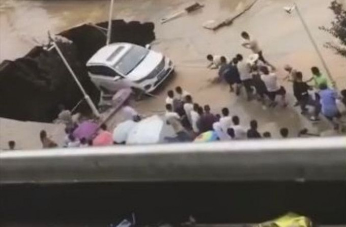 Толпа пешеходов отбила внедорожник у стихии в Китае (Видео)